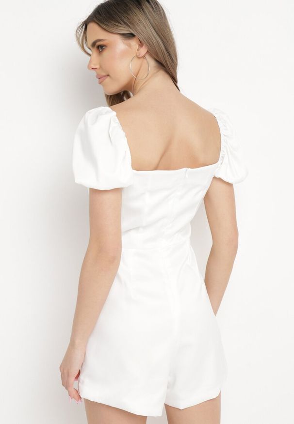 Born2be - Biały Krótki Kombinezon ze Zdobieniem z Cyrkonii w Kształcie Serca Nanthelle. Kolor: biały. Długość: krótkie. Wzór: aplikacja