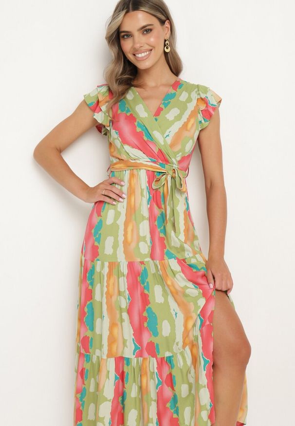 Born2be - Zielono-Czerwona Rozkloszowana Sukienka z Gumką w Talii i Paskiem Xeneviana. Okazja: na randkę, na co dzień. Typ kołnierza: dekolt w serek. Kolor: zielony. Materiał: tkanina, materiał, wiskoza. Sezon: lato. Typ sukienki: proste. Styl: casual