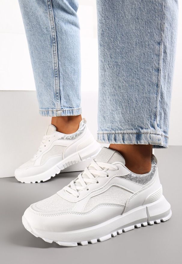 Renee - Białe Sneakersy z Brokatem na Grubej Podeszwie Wizune. Okazja: na co dzień. Nosek buta: okrągły. Zapięcie: sznurówki. Kolor: biały. Materiał: jeans, materiał. Sezon: wiosna, jesień, lato. Obcas: na obcasie. Wysokość obcasa: niski