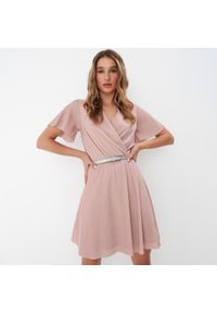 Mohito - Pudrowa sukienka mini z metalizowaną nitką - Różowy. Kolor: różowy. Długość: mini #1