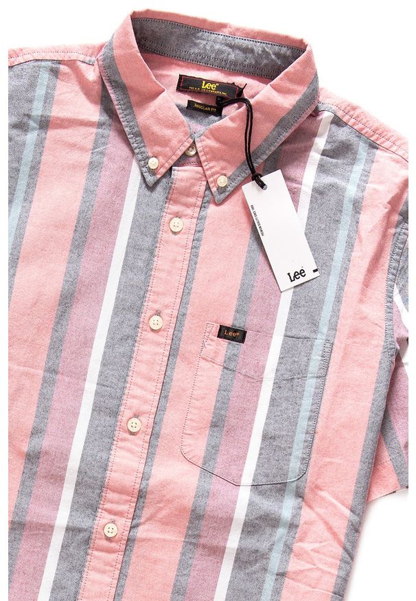 Lee - KOSZULA MĘSKA LEE BUTTON DOWN SS BURNED RED L886NULB 112123688. Typ kołnierza: button down