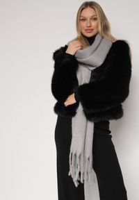 Born2be - Szary Szalik z Frędzlami Owedarria. Okazja: na co dzień. Kolor: szary. Materiał: dresówka, jeans. Styl: casual, elegancki #4