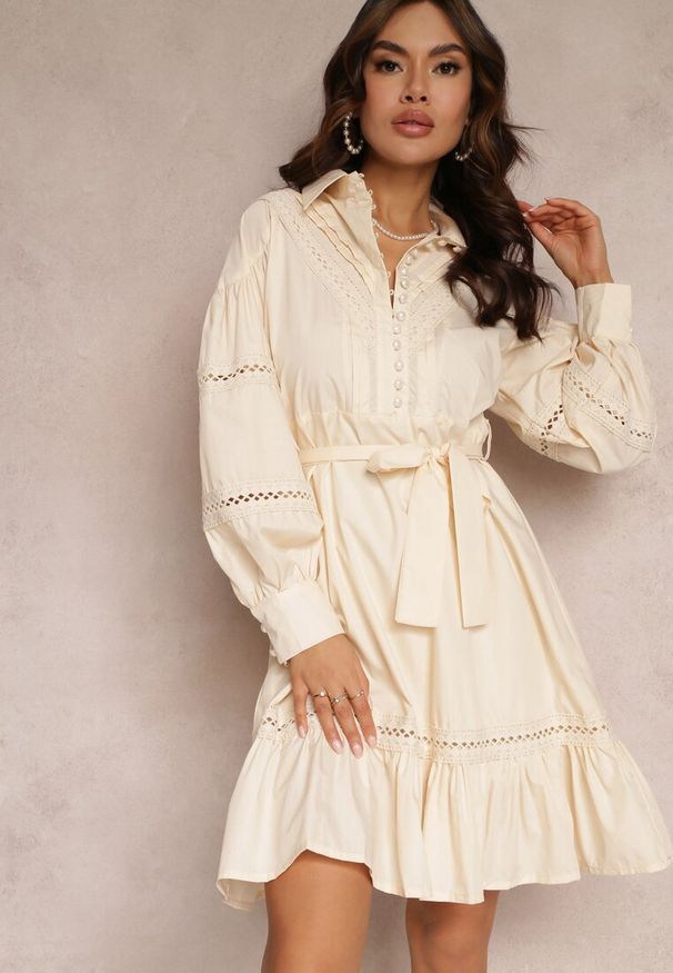Renee - Beżowa Koszulowa Sukienka z Perłowymi Guzikami i Koronkowymi Wstawkami Shyanne. Kolor: beżowy. Materiał: koronka. Typ sukienki: koszulowe. Styl: vintage. Długość: midi