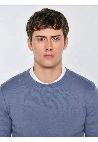 Big-Star - Sweter męski bawełniany niebieski Simoner 402. Okazja: na co dzień, do pracy. Kolor: niebieski. Materiał: bawełna. Długość rękawa: długi rękaw. Długość: długie. Wzór: gładki, aplikacja, ze splotem. Sezon: zima, jesień. Styl: casual, elegancki, klasyczny #2