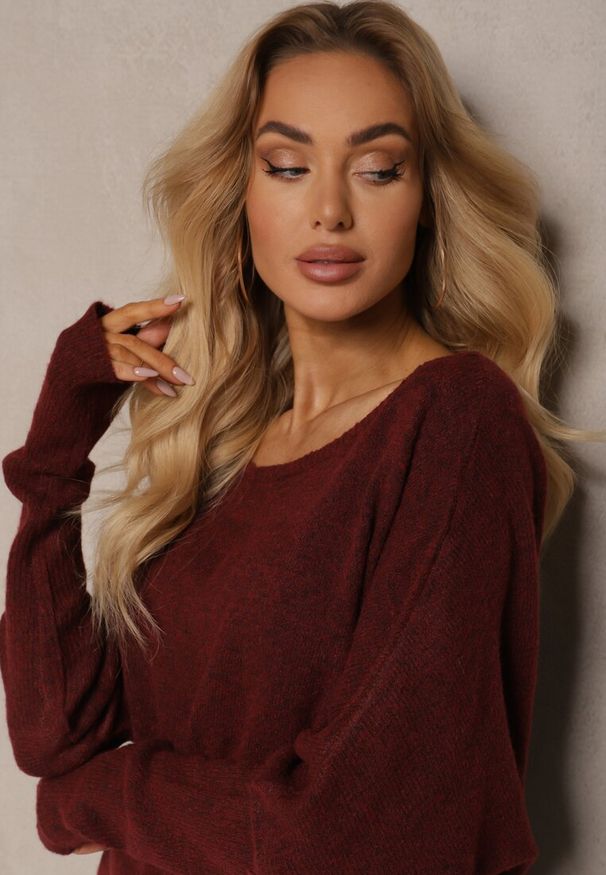 Renee - Bordowy Sweter z Lnem Oversize z Dekoltem w Łódkę Sassista. Okazja: na spotkanie biznesowe, na co dzień. Typ kołnierza: dekolt w łódkę. Kolor: czerwony. Materiał: len. Styl: klasyczny, casual, biznesowy