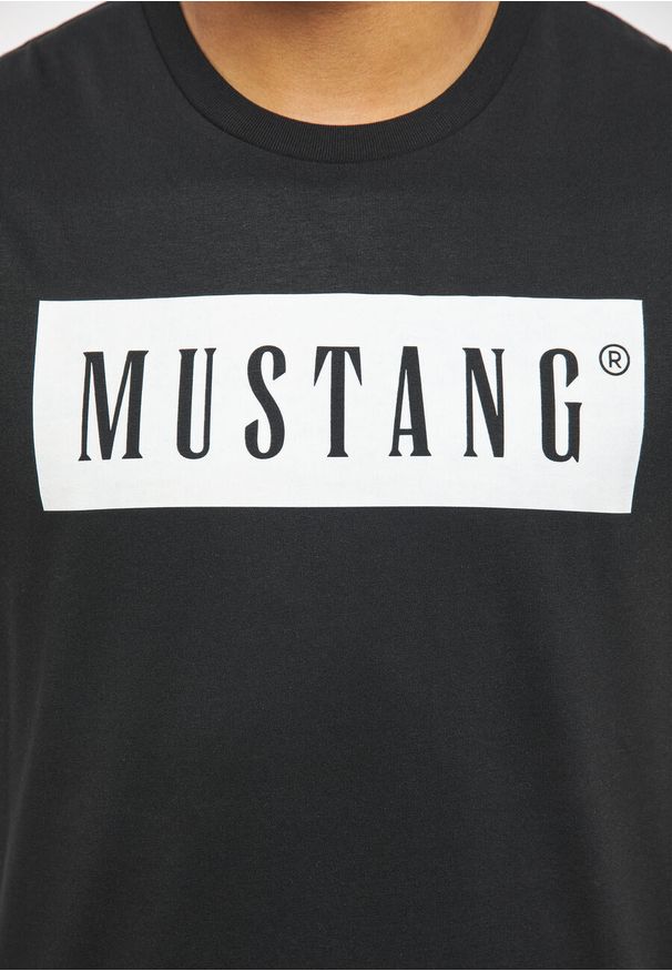 Mustang - MUSTANG STYLE ALEX C LOGO TEE MĘSKI T-SHIRT KOSZULKA NADRUK BLACK 1013223 4142. Okazja: do pracy, na co dzień. Materiał: jeans, skóra, bawełna. Długość rękawa: krótki rękaw. Długość: krótkie. Wzór: nadruk. Styl: klasyczny, casual, elegancki