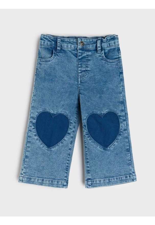 Sinsay - Jeansy pull on z naszywkami w kształcie serca - niebieski. Kolor: niebieski. Materiał: jeans. Wzór: aplikacja
