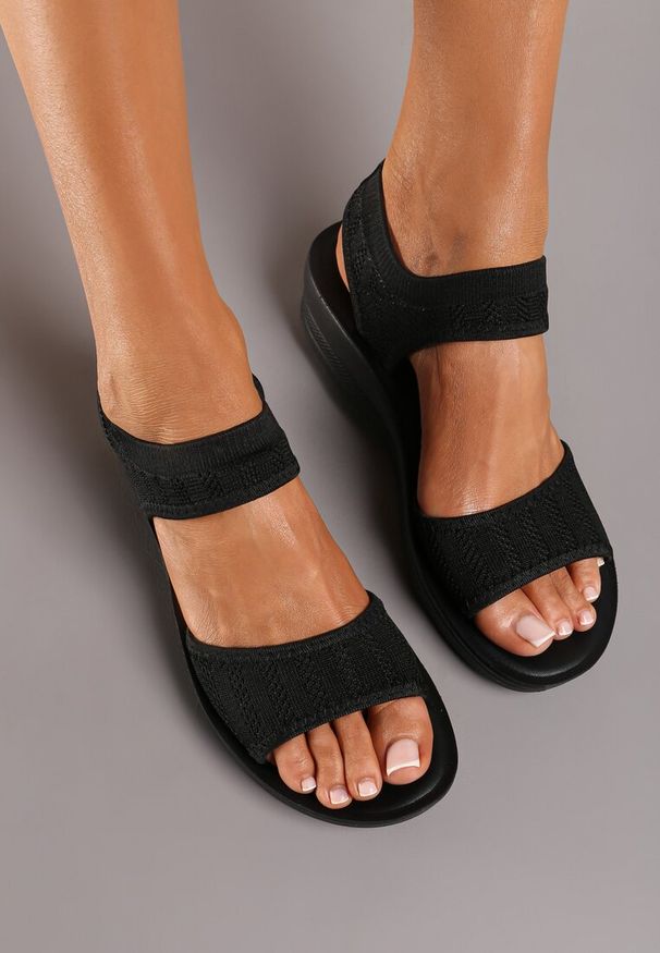 Renee - Czarne Sandały Wsuwane na Koturnie Tiamaeve. Okazja: na co dzień. Nosek buta: otwarty. Zapięcie: bez zapięcia. Kolor: czarny. Materiał: jeans. Obcas: na koturnie. Styl: casual