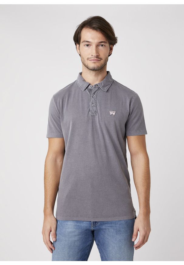 Wrangler - MĘSKI T-SHIRT POLO WRANGLER SS GD POLO TORNADO GREY W7ANDB70C 112131352. Typ kołnierza: polo