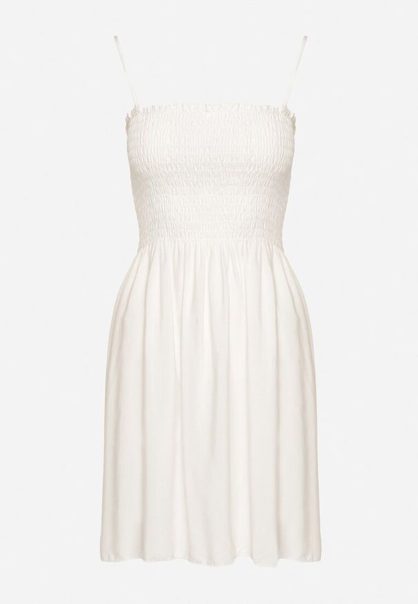 Born2be - Biała Bawełniana Sukienka na Ramiączkach z Marszczonym Dekoltem Krisele. Okazja: na co dzień, na randkę, na spacer. Kolor: biały. Materiał: bawełna. Długość rękawa: na ramiączkach. Sezon: lato. Typ sukienki: proste. Styl: casual