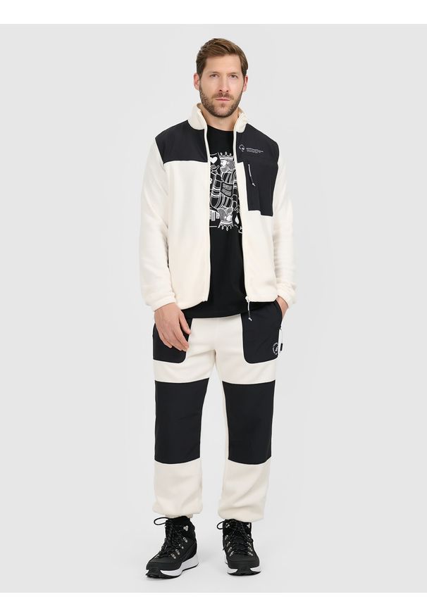 4f - 4F Polar ze stójką regular męski - beżowy XXL. Typ kołnierza: kołnierzyk stójkowy. Kolor: beżowy. Materiał: polar. Sport: turystyka piesza