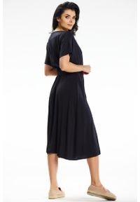 Awama - Rozkloszowana sukienka midi z kopertową górą czarna. Okazja: na co dzień. Kolor: czarny. Typ sukienki: kopertowe. Styl: casual. Długość: midi #2