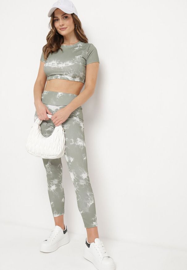 Born2be - Zielony Komplet Sportowy z Wzorem Tie-Dye Top z Krótkimi Rękawami i Leggisy Larvena. Kolor: zielony