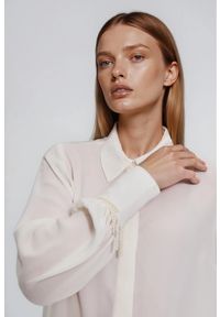 MOODO - Koszula z koralikami na rękawie biała. Kolor: biały. Materiał: poliester #1