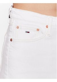 Tommy Jeans Szorty jeansowe Harper DW0DW15595 Biały Regular Fit. Kolor: biały. Materiał: bawełna