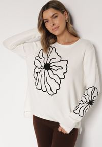 Born2be - Biały Sweter Ozdobiony Haftowanymi Kwiatami Halatusea. Okazja: na co dzień. Kolor: biały. Materiał: jeans. Wzór: kwiaty, aplikacja, haft. Styl: klasyczny, casual #6