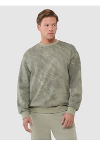4f - 4F Bluza dresowa nierozpinana bez kaptura męska - khaki S. Okazja: na co dzień. Typ kołnierza: bez kaptura. Kolor: oliwkowy, brązowy, wielokolorowy. Materiał: dresówka. Wzór: gładki, ze splotem. Styl: klasyczny, sportowy, casual