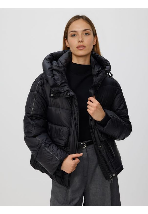 Reserved - Pikowana kurtka z kapturem - czarny. Typ kołnierza: kaptur. Kolor: czarny. Materiał: tkanina