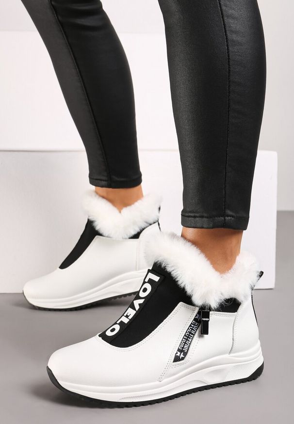 Renee - Białe Sneakersy na Płaskiej Podeszwie Ozdobione Futerkiem i Napisami Rialises. Okazja: na co dzień. Nosek buta: okrągły. Kolor: biały. Materiał: futro. Wzór: aplikacja, napisy. Sezon: zima. Obcas: na płaskiej podeszwie