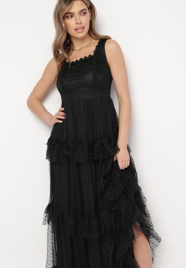 Born2be - Czarna Rozkloszowana Sukienka Maxi na Szerokich Ramiączkach Ozdobiona Falbankami Oleria. Typ kołnierza: kołnierz z falbankami. Kolor: czarny. Długość rękawa: na ramiączkach. Wzór: aplikacja. Długość: maxi