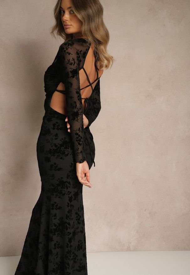Renee - Czarna Sukienka VICES Bodycon z Siateczki Ozdobionej Wzorem w Kwiaty Rivita. Okazja: na imprezę. Typ kołnierza: dekolt kwadratowy. Kolor: czarny. Wzór: aplikacja, kwiaty. Typ sukienki: bodycon. Styl: elegancki