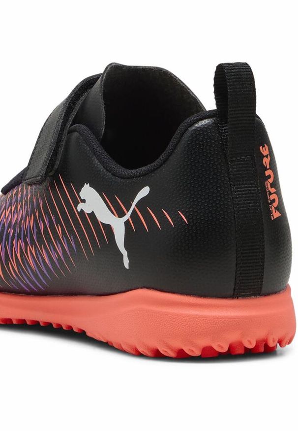 Puma - Młodzieżowe buty piłkarskie FUTURE 8 PLAY TT V PUMA Black White Glowing Red. Kolor: biały, czarny, czerwony, wielokolorowy. Sport: piłka nożna
