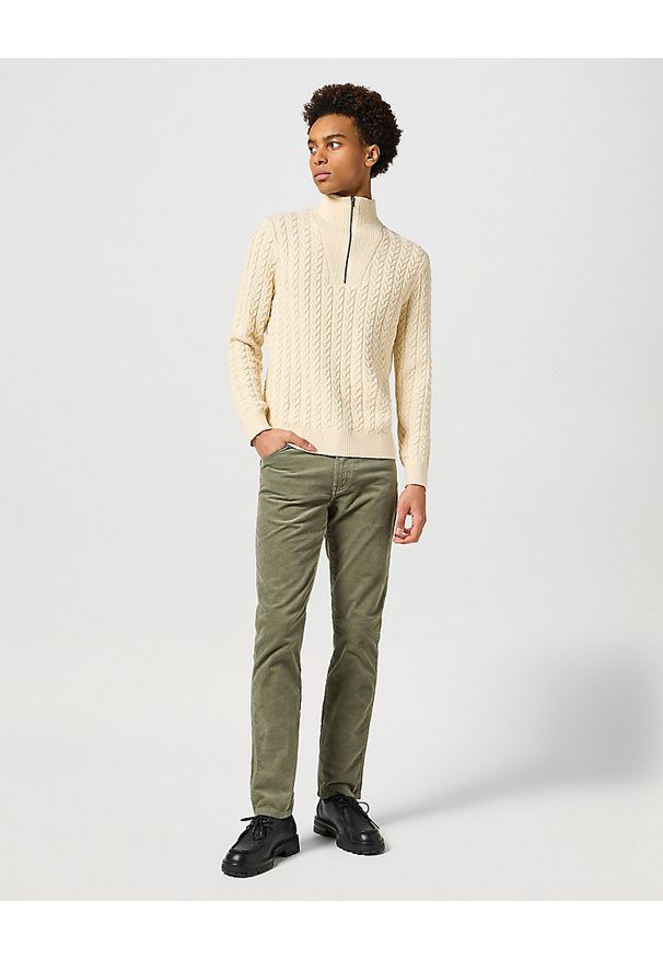 Wrangler - WRANGLER MĘSKIE SPODNIE SZTRUKSOWE TEXAS SLIM DUSTY OLIVE 112358038