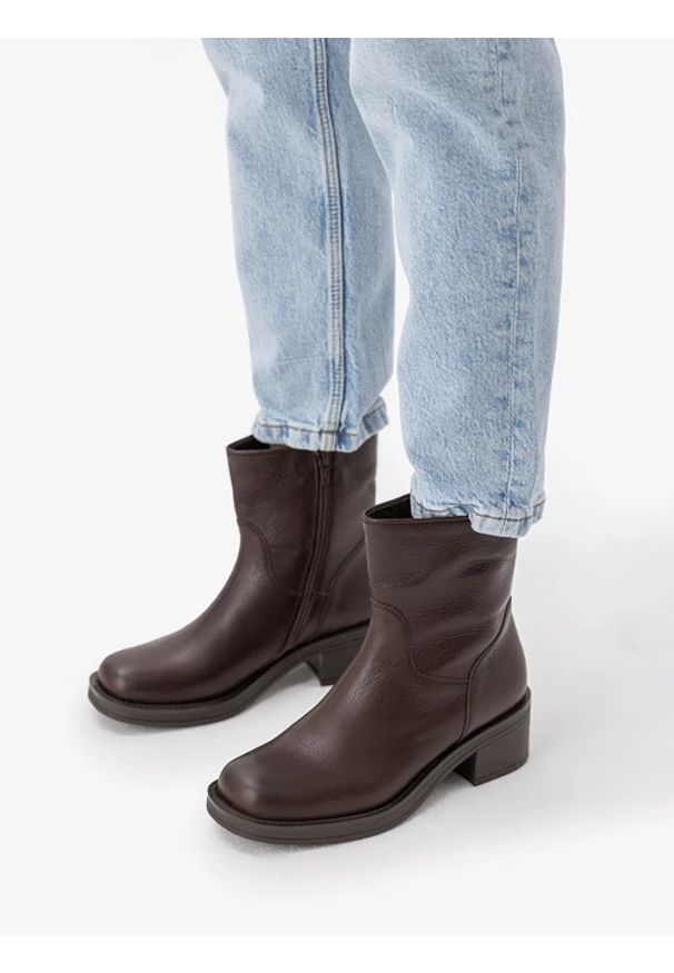 Ryłko - Brązowe botki ze skóry licowej. Zapięcie: zamek. Kolor: brązowy. Materiał: skóra. Szerokość cholewki: normalna. Obcas: na obcasie. Styl: elegancki, street. Wysokość obcasa: średni
