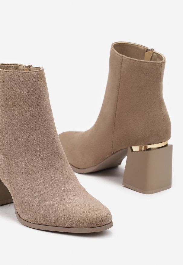 Born2be - Ciemnobeżowe Botki z Imitacji Zamszu na Słupku z Metaliczną Wstawką Zinditha. Okazja: na co dzień. Kolor: beżowy. Materiał: zamsz. Obcas: na słupku. Styl: casual, elegancki. Wysokość obcasa: średni