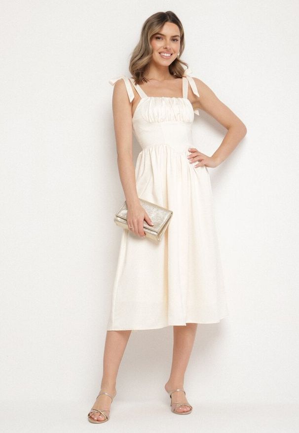 Born2be - Jasnobeżowa Rozkloszowana Sukienka Vices na Wiązanych Ramiączkach Natavine. Okazja: na co dzień, na imprezę. Typ kołnierza: dekolt kwadratowy. Kolor: beżowy. Materiał: poliester, jeans. Długość rękawa: na ramiączkach. Sezon: lato. Styl: klasyczny, casual