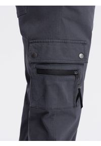 Ombre Clothing - Męskie spodnie JOGGERY z zapinanymi kieszeniami cargo - grafitowe V3. Okazja: na co dzień. Kolor: szary. Materiał: elastan, bawełna. Wzór: aplikacja. Styl: casual #5