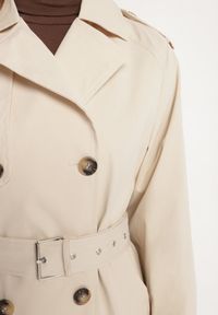 Born2be - Jasnobeżowy Płaszcz Dwurzędowy Trencz Ozdobiony Paskiem i Pagonami Malwissa. Okazja: na co dzień. Kolor: beżowy. Materiał: jeans. Wzór: aplikacja. Sezon: wiosna, jesień. Styl: casual, elegancki #2