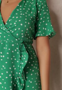 Renee - Zielona Sukienka Thaelice. Kolor: zielony. Materiał: tkanina. Długość rękawa: krótki rękaw. Wzór: kropki, aplikacja, nadruk. Typ sukienki: kopertowe. Długość: mini #3