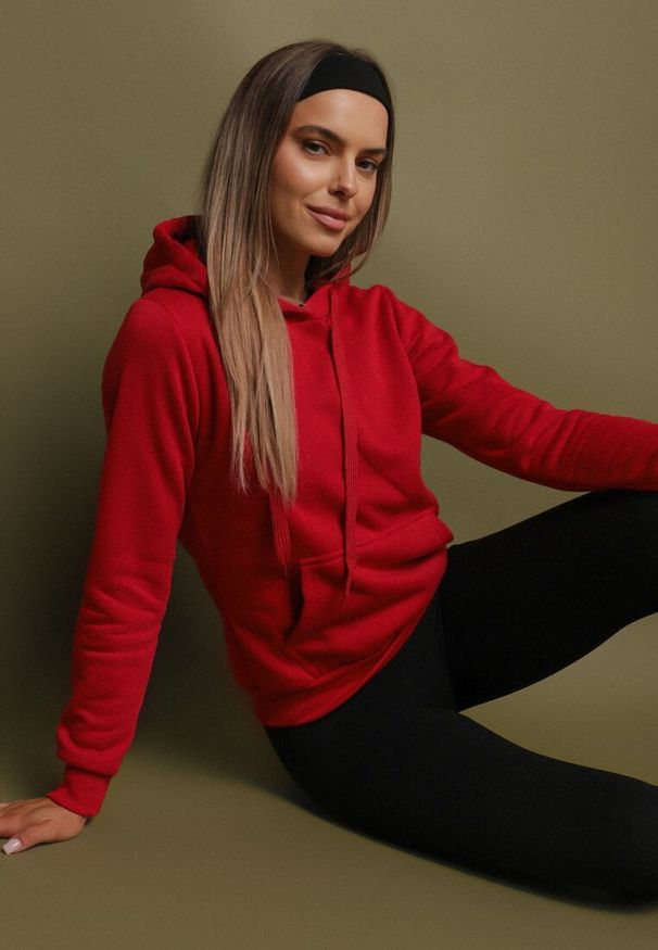 Born2be - Czerwona Bluza z Kapturem Kasseia. Typ kołnierza: kaptur. Kolor: czerwony. Materiał: polar, dzianina. Styl: klasyczny