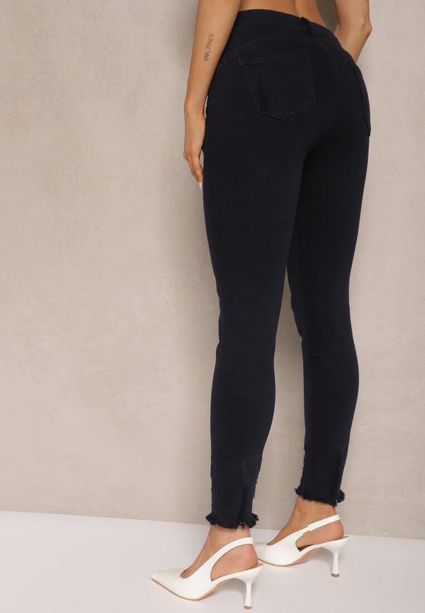 Renee - Granatowe Jeansy Skinny Regular Waist z Przetarciami przy Nogawkach Sonalena. Okazja: na co dzień. Kolor: niebieski. Styl: casual, elegancki