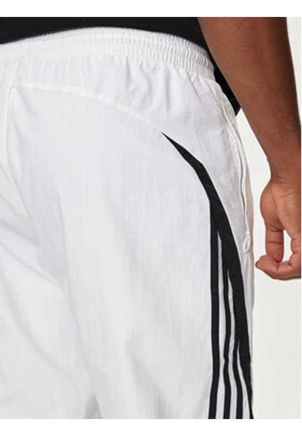 Adidas - adidas Spodnie dresowe Archive IZ4830 Biały Regular Fit. Kolor: biały. Materiał: syntetyk