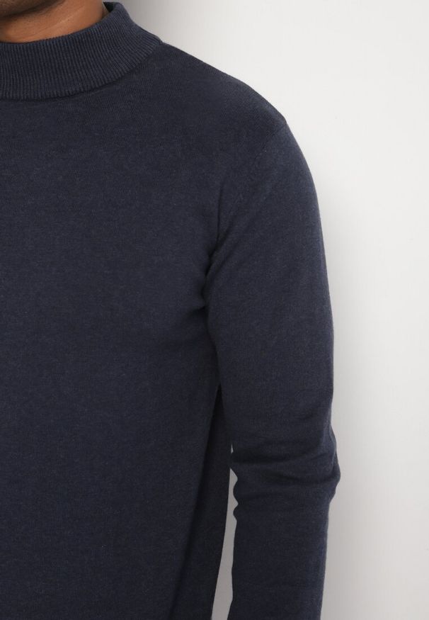 Born2be - Granatowy Sweter Półgolf z Bawełną Ozdobiony Ściągaczami Zolila. Okazja: na spotkanie biznesowe, na co dzień. Kolor: niebieski. Materiał: bawełna. Długość rękawa: długi rękaw. Długość: długie. Wzór: aplikacja. Styl: klasyczny, biznesowy, casual