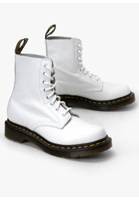 Dr. Martens - Glany damskie białe DR. MARTENS 1460 PASCAL. Okazja: na co dzień, na spacer, do pracy. Kolor: biały. Styl: casual