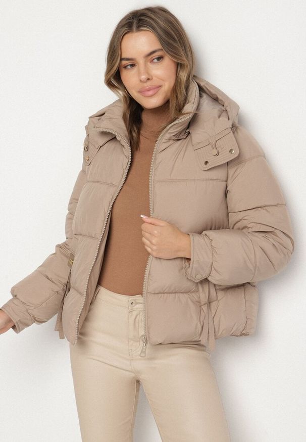 Born2be - Beżowa Pikowana Kurtka Puffer z Kapturem z Możliwością Odpięcia Galanea. Okazja: na co dzień. Typ kołnierza: kaptur. Kolor: beżowy. Materiał: jeans, poliester. Długość rękawa: długi rękaw. Długość: krótkie. Styl: sportowy, casual