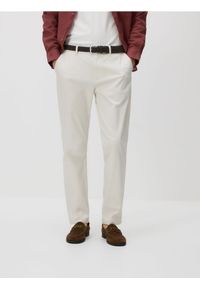 Reserved - Spodnie chino slim z paskiem - złamana biel. Materiał: bawełna, tkanina