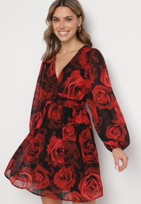 Born2be - Czarno-Czerwona Rozkloszowana Sukienka w Róże z Bufiastymi Rękawami i Marszczeniem w Talii Senarielle. Okazja: na co dzień, na imprezę. Kolor: czarny. Materiał: skóra. Sezon: wiosna. Styl: casual, elegancki #6