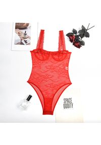 Intica - Body koronkowe na szerokich ramiączkach eleganckie Fede. Kolor: czerwony. Materiał: koronka