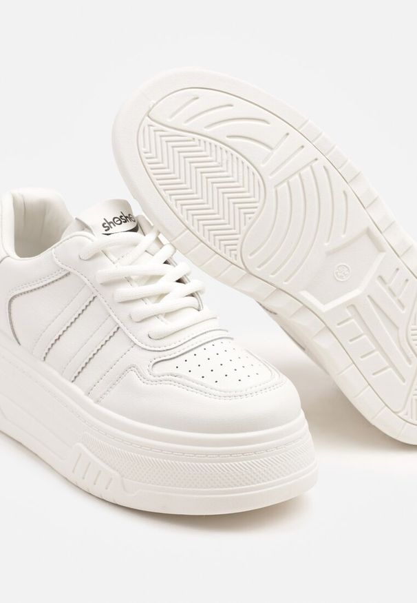Born2be - Białe Sneakersy na Grubej Podeszwie z Perforacją i Paskami Fonistia. Okazja: na co dzień. Nosek buta: okrągły. Zapięcie: pasek. Kolor: biały. Materiał: jeans. Obcas: na platformie