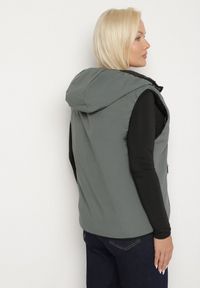 Born2be - Zielona Dwustronna Kamizelka z Kapturem Zdobiona Pikowanymi Przeszyciami Tuliona. Okazja: na spacer. Typ kołnierza: kaptur. Kolekcja: plus size. Kolor: zielony. Materiał: jeans. Wzór: aplikacja. Styl: elegancki #6