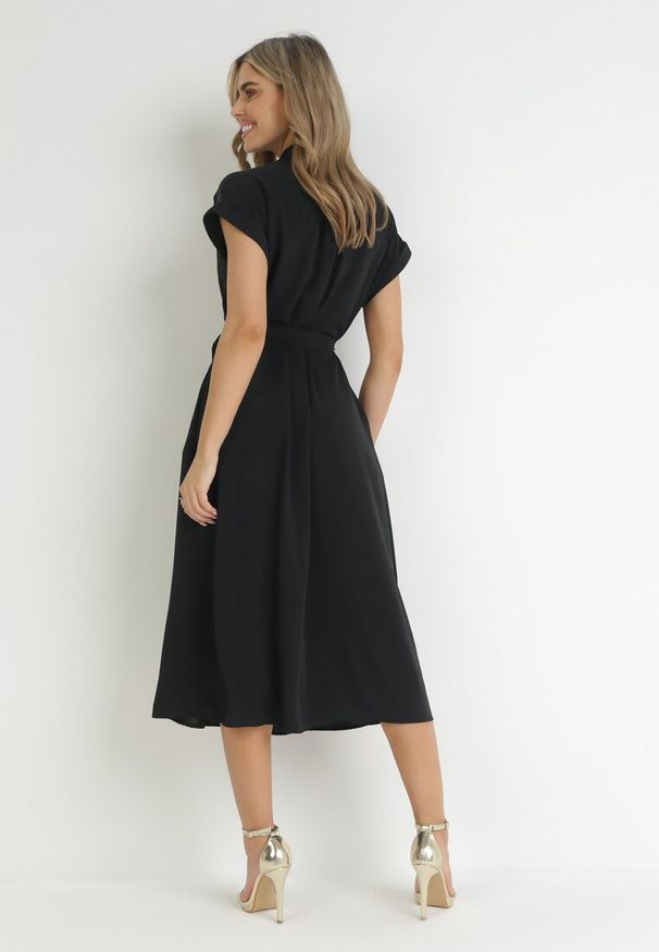 Born2be - Czarna Sukienka Koszulowa Wiązana w Pasie z Krótkimi Rękawami Clairana. Kolor: czarny. Długość rękawa: krótki rękaw. Typ sukienki: koszulowe