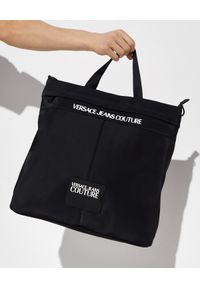 Versace Jeans Couture - VERSACE JEANS COUTURE - Czarny plecak z logo. Kolor: czarny. Materiał: nylon #5