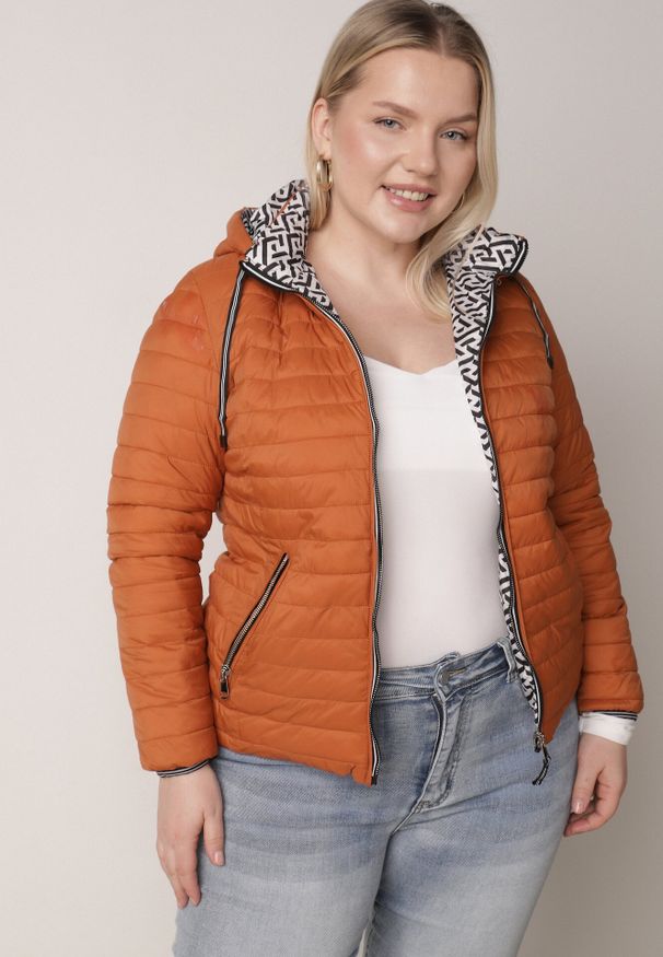 Born2be - Pomarańczowa Dwustronna Kurtka Pikowana z Kapturem Zidila. Okazja: na spacer, na co dzień. Typ kołnierza: kaptur. Kolekcja: plus size. Kolor: pomarańczowy. Materiał: jeans. Wzór: geometria. Styl: casual, sportowy