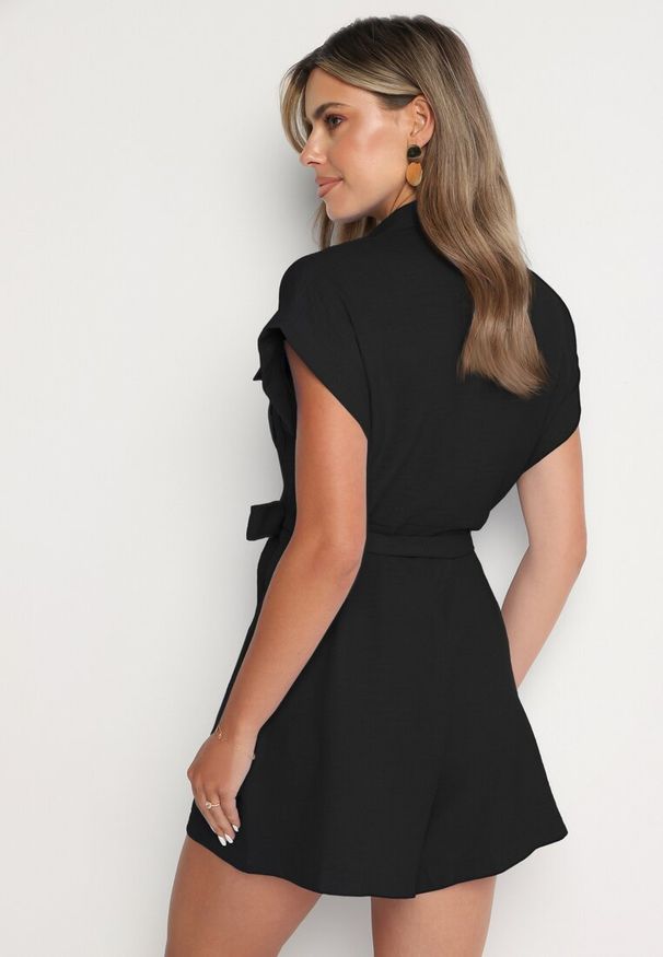 Born2be - Czarny Krótki Kombinezon z Zapinany na Guziki z Wiązaniem w Talii Senadea. Kolor: czarny. Długość rękawa: krótki rękaw. Długość: krótkie