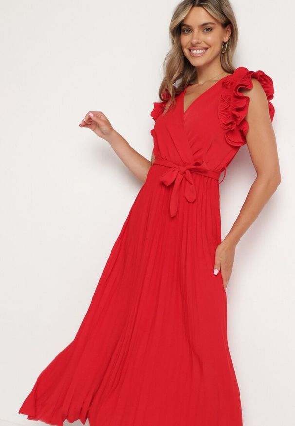 Born2be - Czerwona Sukienka z Kopertowym Dekoltem i Falbanką z Gumką w Talii i Materiałowym Paskiem Tiamaraya. Okazja: na co dzień, na spotkanie biznesowe, do pracy. Typ kołnierza: dekolt kopertowy, dekolt w kształcie V. Kolor: czerwony. Materiał: materiał. Typ sukienki: kopertowe. Styl: biznesowy, casual