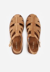 Born2be - Jasnobrązowe Sandały Gladiatorki z Zapięciem na Klamerkę Chisttema. Okazja: na spacer, na co dzień. Kolor: brązowy. Materiał: jeans. Wzór: ażurowy. Obcas: na płaskiej podeszwie. Styl: casual, klasyczny #6